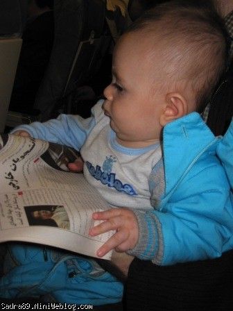 روزنامه خواندن محمدصدرا در هواپیما