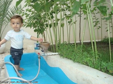 سامیار در حال آب بازی