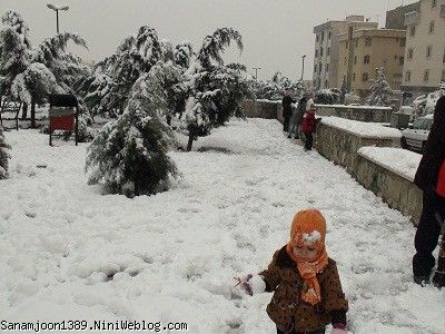 پیشی کوچولو داره برف میاره شترق میچسبونه به مامان