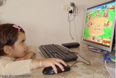 سانای در حال بازی با کامپیوتر