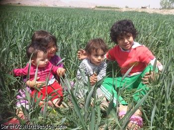 ساره با بچه ها در صحرا