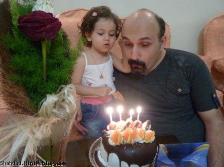 بابا و دختر در حال فوت کردن