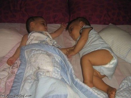 خوابیدن فرشته های مامان