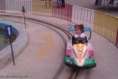 ویانا در حال ماشین سواری در پارک شاهین