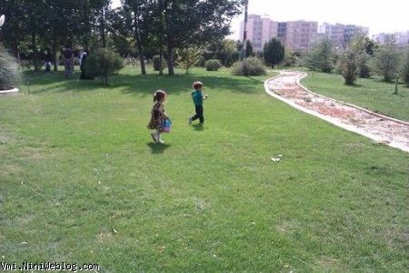 دوقلوها در حال دویدن در پارکی در کرج