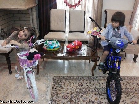 اینم از دوچرخه هایی که خاله مونا و عمو مجتبی براشون کادو آورده که کشتن خالشون را انقدر که گفتن خاله برای ما دوچرخه بخر