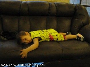 خوابیدن روی مبل یاسین