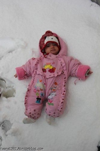 یسنا خانوم با مامانش زیر برف پاییزی