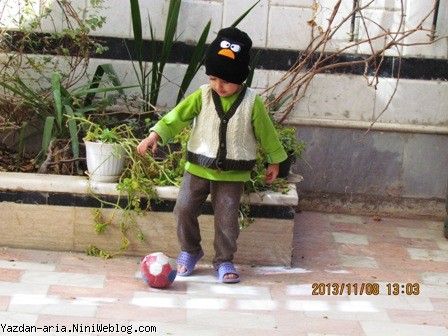 یزدان در حال توپ بازی در حیاط