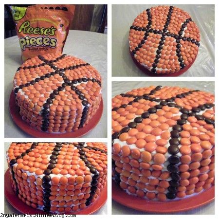 تزئین کیک : در این تصویر کیک بصورت یک توپ بسکتبال تزئین شده است  بوسیله اسمارتیز نارنجی و مشکی