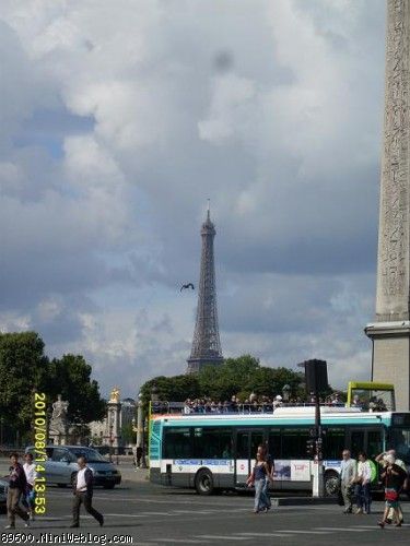 اتوبوسهای توریستی سرباز در پاریس