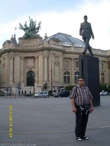 میدان شارل دو گل و عمارت گراند پله