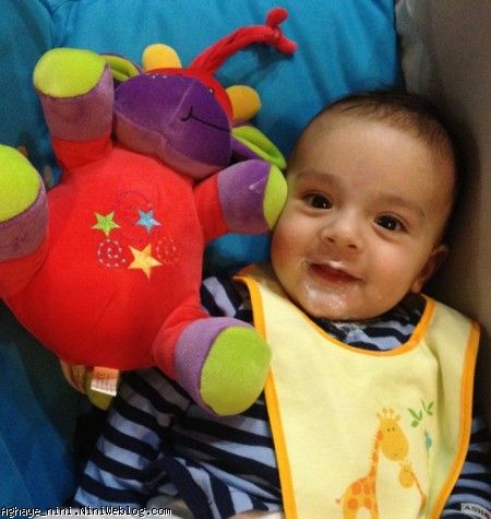آقای نی نی بلد نبود فرنی با قاشق بخوره