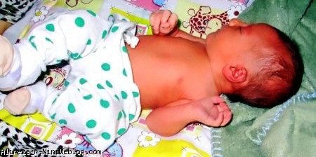 نی نی با بند ناف آویزونش