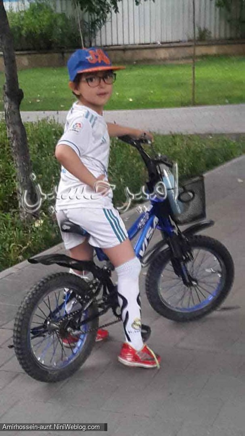 امیرحسین در حال دوچرخه سواری