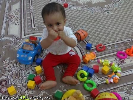 امیر محمد در حال خوردن اسباب بازی