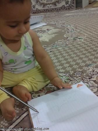 امیر محمد در حال نقاشی کشیدن
