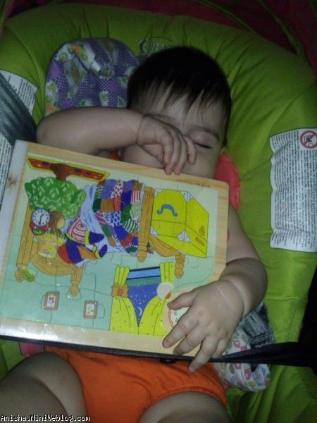 آیلین در حال خواب با کتاب پازلش