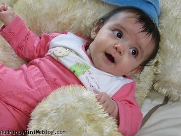 آدرینا در حال افتادن و جیغ زدن