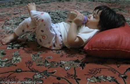 آوین در حال خوردن شی شی
