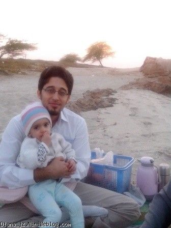 دیانا و دایی حسن بعد از بیرون اومدن از دریا در حال تخمه خوردن