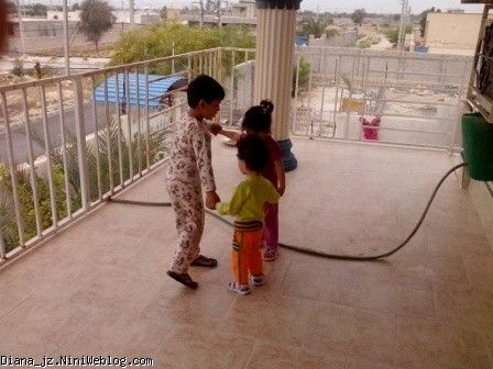 دیانا و نگار و پرهام در حال بازیه عمو زنجیر باف