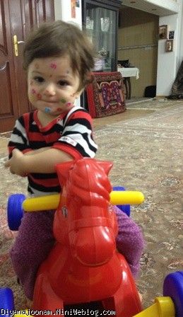 دخترم عاشق برچسبه که به سر و صورتش بچسبونه!!