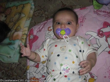 مهرسا در حال خوردن پستونک حلما