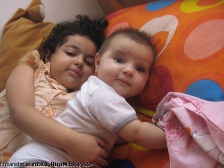 دوخواهر در آغوش هم