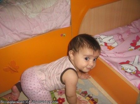 مهرسا دراتاقش به سمت تخت