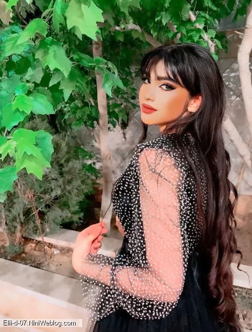 سکوتش خالی نبود، بلکه پر از تمام چیزهایی بود که هرگز نمی‌توانست بگوید