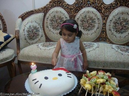 ناخنك زدن به كيك