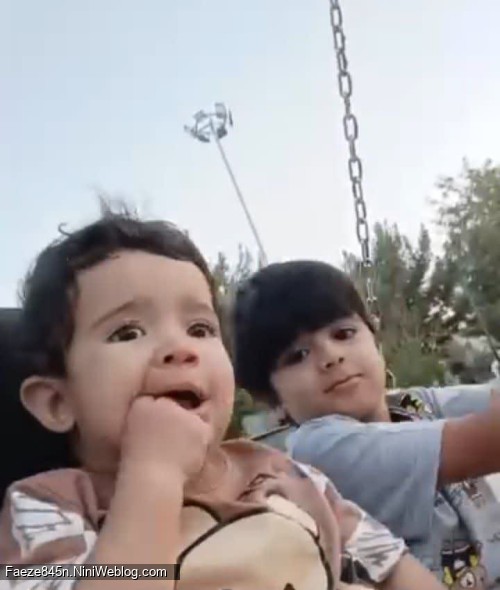 حتی روی تاب هم آروم نیست 😐