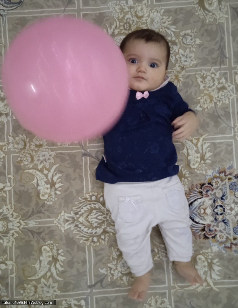 زهرا و بادکنک بازی