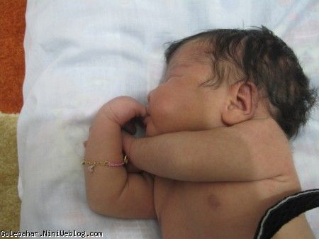 اینجا هم دستبندش رو دستش کرده