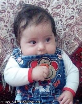 حسنا در حال خوردن لباس