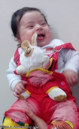 حسنا در حال خنده
