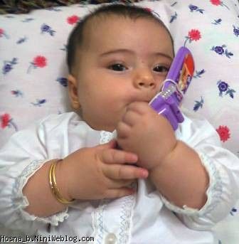 حسنا در حال صحبت با موبایلش