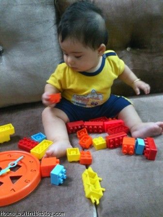 حسنا در حال لگو بازی