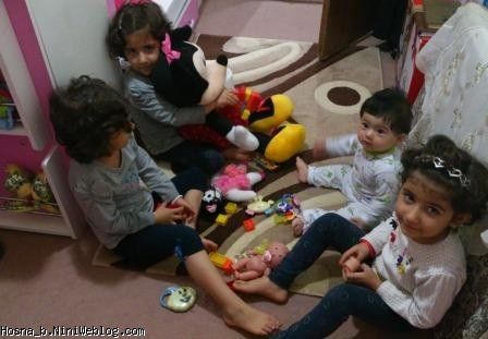حسنا در حال خاله بازی