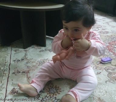 حسنا در حال پستونک خوردن عروسکش