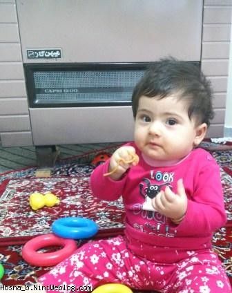 حسنا در حال ماکارانی خوردن