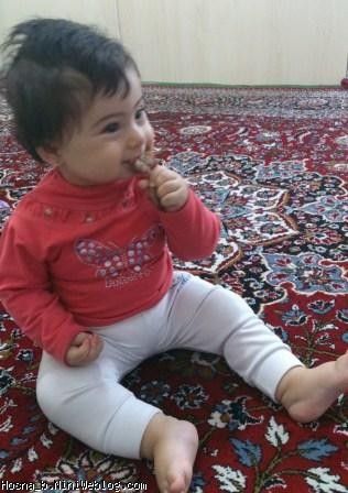 حسنا در حال کباب خوردن