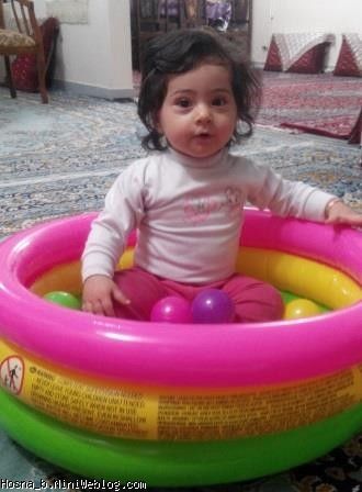 حسنا در استخر توپ