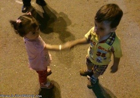 حسنا و کیان در حال shake hand یا یا دست دادن