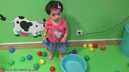 حسنا در حال توپ بازی در کلاس انگلیسی