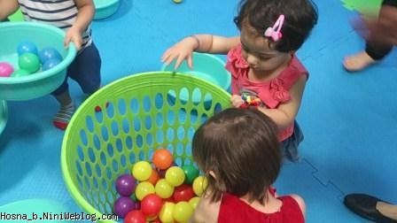 حسنا در حال توپ بازی در کلاس انگلیسی