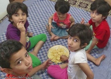 حسنا و بچه ها در حال چیپس خوردن