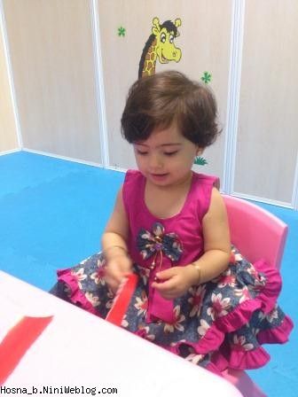 حسنا در حال پاره کردن کاغذ