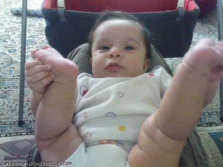 اولین باری که دخترم پاشو گرفت و خورد..هفته دوم 4 ماهگی